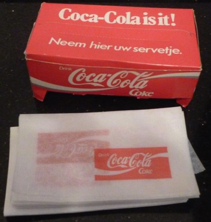 7309-19 € 2,00  coca cola servetten in kartonnen doosje